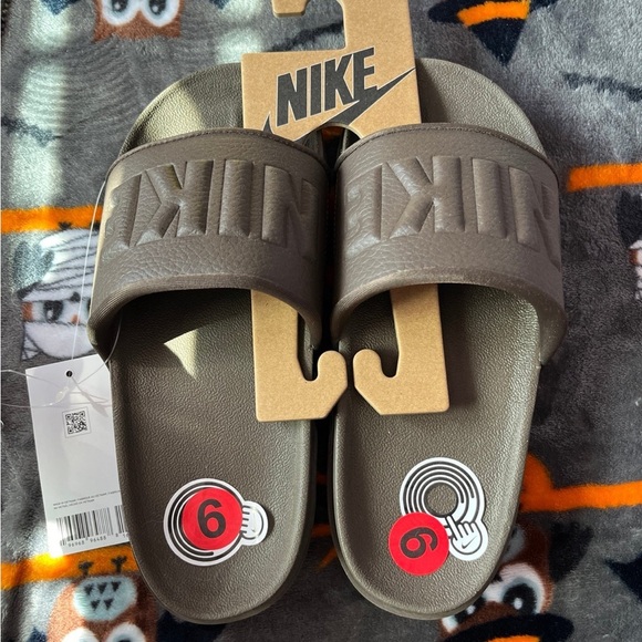 Brown Nike slides brand new !!!! - Picture 1 of 3